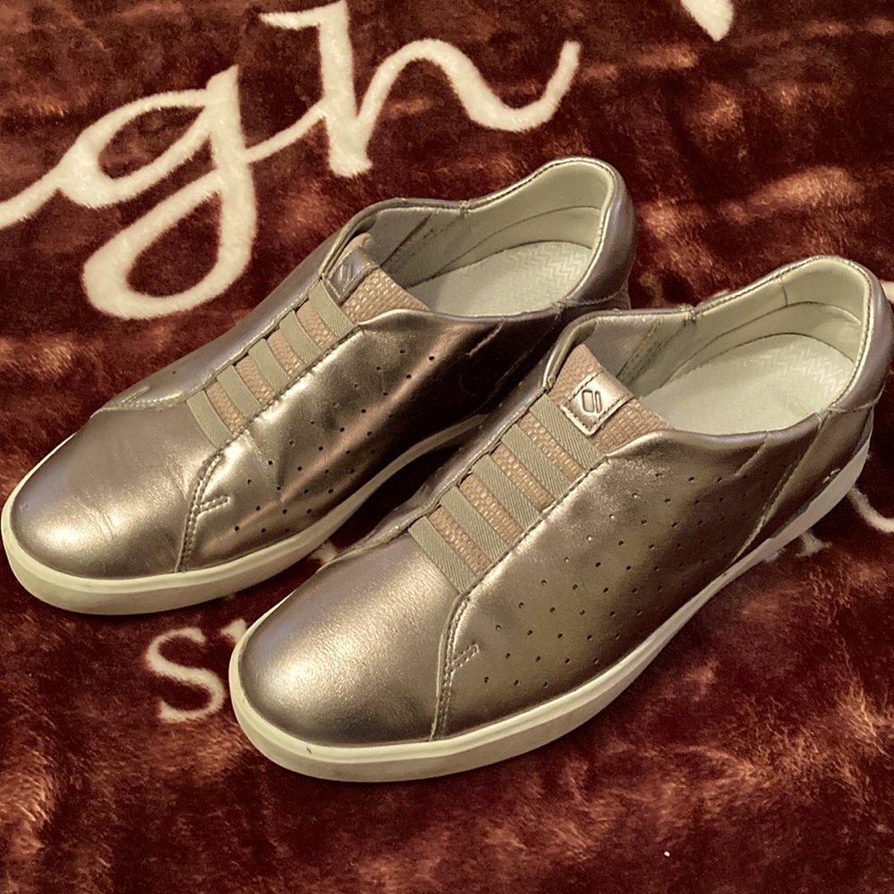 Kizik Womens Miami shoes,Pewter(metallic),9M, light wear but excellent condition